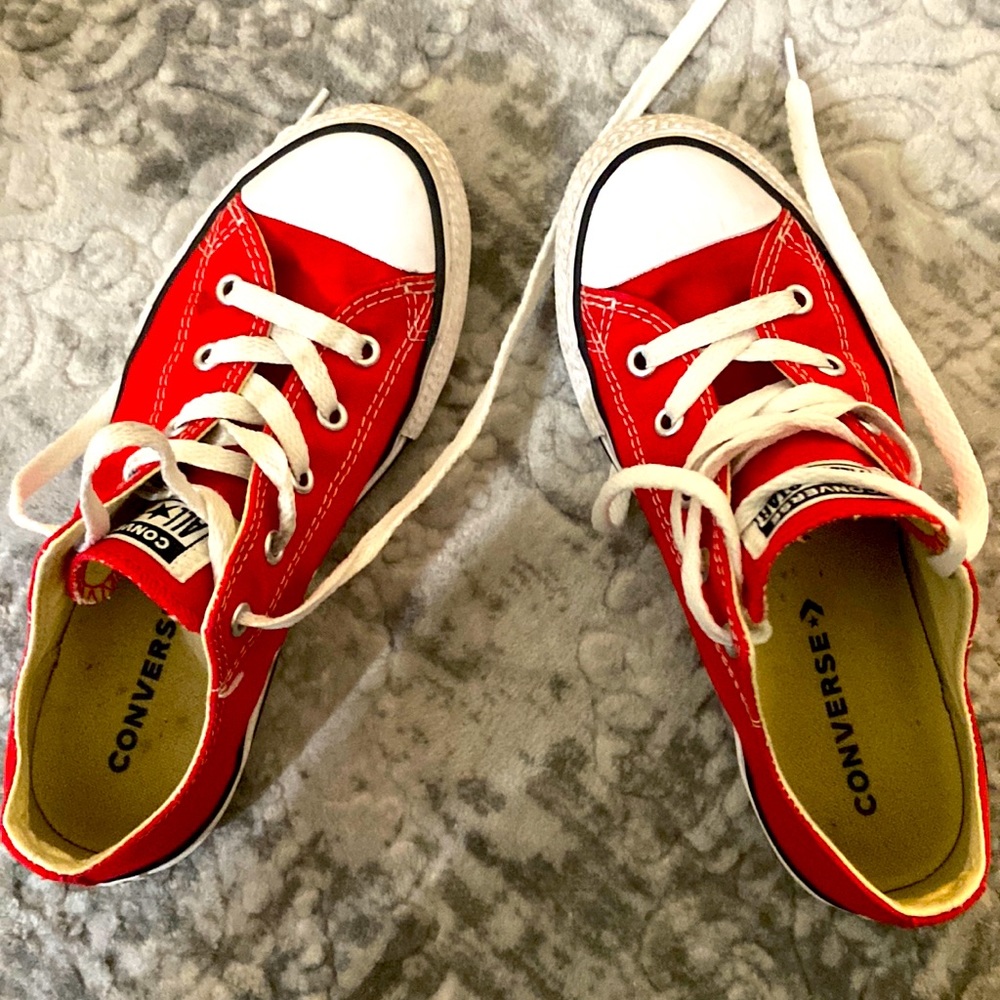 Converse (Youth Size 2.5) Used and in great condition!